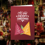 Burgundy Tri-Color Weihnachtsbaumen Feiertagskarte<br><div class="desc">Einfach roter Hintergrund für weißer Typografie-Text mit Schneeflocken und heilig. Drei verschiedene Dreiecke in Gelb,  Rot und Grün mit weißen Zweigen und verstreuten weißen Elementen,  um einen Blatteffekt zu erzeugen.</div>