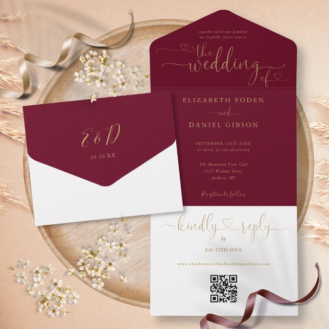 Burgundy und Gold Script Herz QR Code Hochzeit All In One Einladung (Burgundy And Gold Script Hearts QR Code Wedding All In One Invitation)