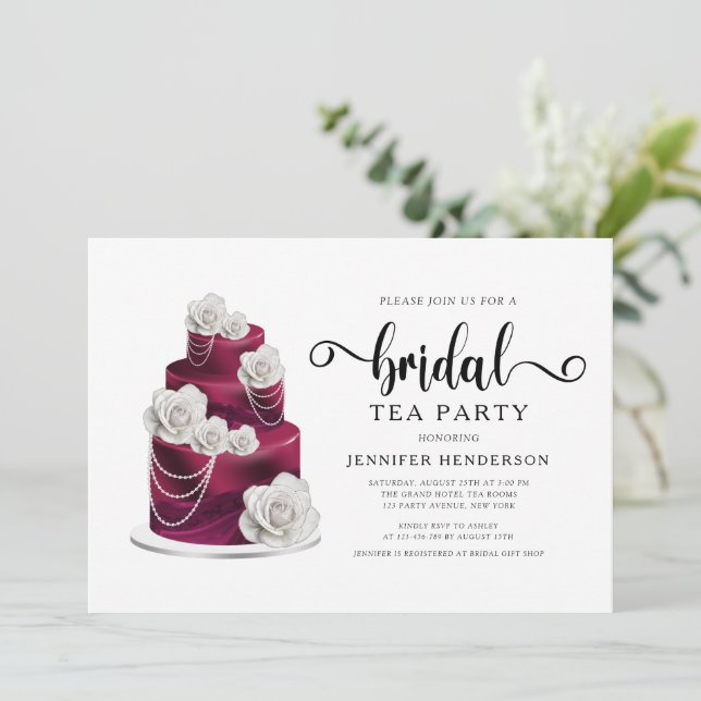 Burgundy Wedding Cake Brautparty Tee Party Einladung (Stehend Vorderseite)