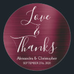 Burgundy Wedding Liebe & Danke Runder Aufkleber<br><div class="desc">Burgundy Lila - Cranberry Marsala und White Typografy Script Imitats Imitate Metal Metallic Elegant Liebe und Danke - Vielen Dank, dass Sie Sticker, der als Umschlag Aufkleber verwendet werden kann. Dieser Aufkleber kann auf Ihren Namen und Ihr Hochzeitsdatum angepasst werden. Dieser Aufkleber ist Teil einer entsprechenden Herbst- oder Hochzeit im...</div>