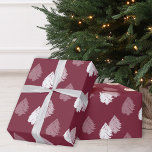 Burgundy White Christmas Tree Muster Geschenkpapier<br><div class="desc">Diese einfache Weihnachtsbaum-Wickelpapierrolle zeichnet sich durch ein modernes bordeauxfarbenes und weißes Design aus. Ein einzigartiger Weg,  um Ihren Urlaub abzuschließen,  präsentiert diese festliche Saison. Sie können die Hintergrundfarbe in eine beliebige Farbe Ihrer Wahl ändern.</div>