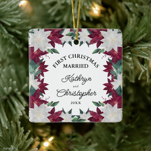 Burgundy White Poinsettias Erste Weihnachtsfeier V Keramikornament (Baum)