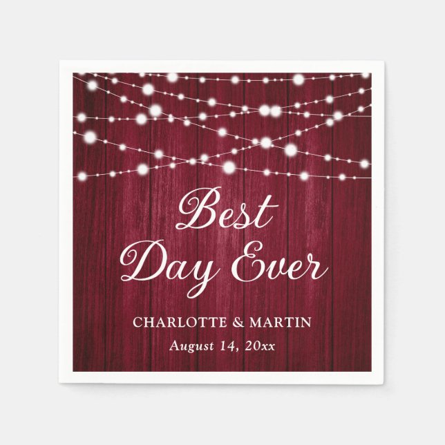 Burgundy Wood String Lights Rustikale Hochzeit Serviette (Vorderseite)