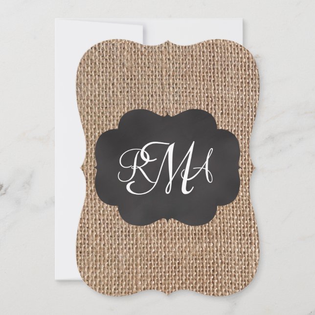 Burlap Chalkboard Look Triple Mit Monogramm Skript Einladung (Vorderseite)