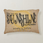 Burlap Sunshine Rustic Wedding Zierkissen<br><div class="desc">Rustikales Land Burlap Sie sind meine sonnige Hochzeit oder Jubiläum Kissen. Ein charmantes und einfaches Geschenk für das besondere Paar. Das ist ein hochwertiges Kissen, das wie ein Kissen aussieht, aber es ist es nicht. Es ist eigentlich weich und nicht "juckend oder kratzend. Die Burlap ist einfach eine fotografische Reproduktion...</div>