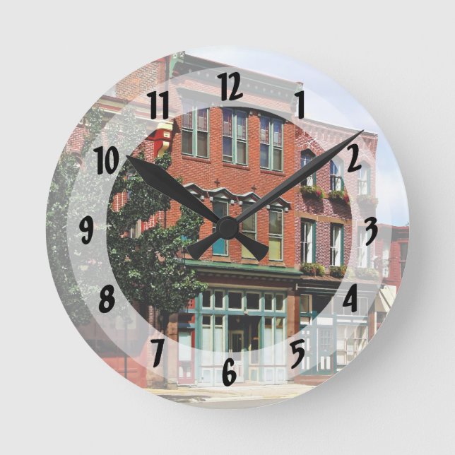 Burlington NJ - Straße im historischen Bezirk Runde Wanduhr (Vorderseite)