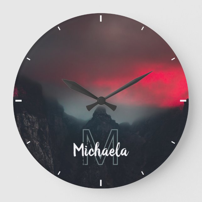 Burning clouds, fog and mountains monogram große wanduhr (Vorderseite)