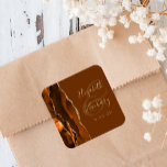 Burnt Orange Agate Gold Brown Wedding Quadratischer Aufkleber<br><div class="desc">Dieser moderne Hochzeitsaufkleber ist mit einem verbrannten Orangen-Aquarell-Geodedesign bestickt mit Imitaten Gold-Glitzer. Der goldfarbene Text lässt sich leicht auf einen nussbraun-braunen Hintergrund anpassen,  mit den Namen der Braut und des Bräutigams in handschriftlicher Kalligraphie über einen großen Ampersand.</div>