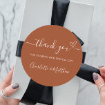 Burnt orange danke Herz Hochzeit Runder Aufkleber<br><div class="desc">Ein verbrannter,  orangefarbener,  staubiger erdfarbener Hintergrund. Mit dem Text: Vielen Dank,  dass Sie unseren besonderen Tag mit einem kleinen Herzen teilen. Personalisieren Sie Ihre Namen und fügen Sie sie hinzu.</div>