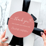 Burnt orange danke Herz Hochzeit Runder Aufkleber<br><div class="desc">Ein verbrannter,  orangefarbener,  staubiger erdfarbener Hintergrund. Mit dem Text: Vielen Dank,  dass Sie unseren besonderen Tag mit einem kleinen Herzen teilen. Personalisieren Sie Ihre Namen und fügen Sie sie hinzu.</div>