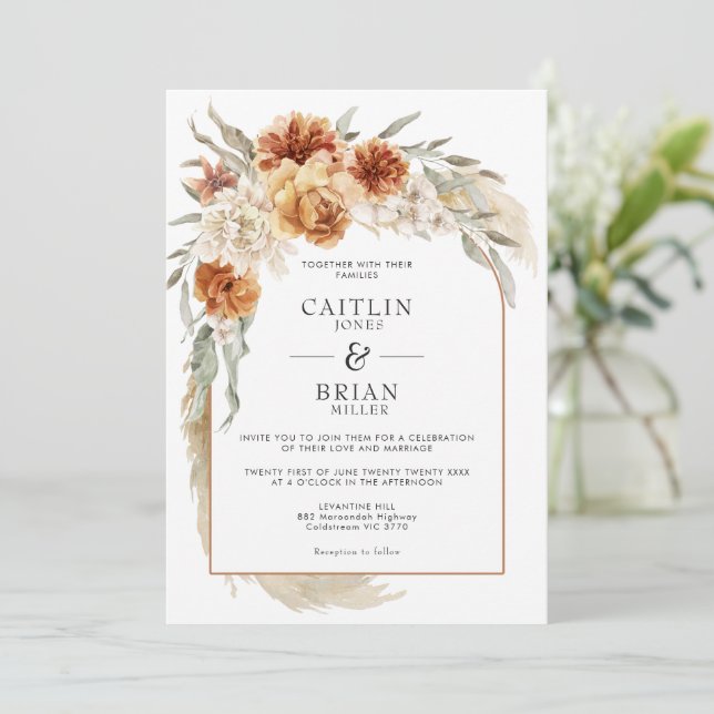Burnt Orange Floral Pampas Arch Boho Wedding Einladung (Stehend Vorderseite)