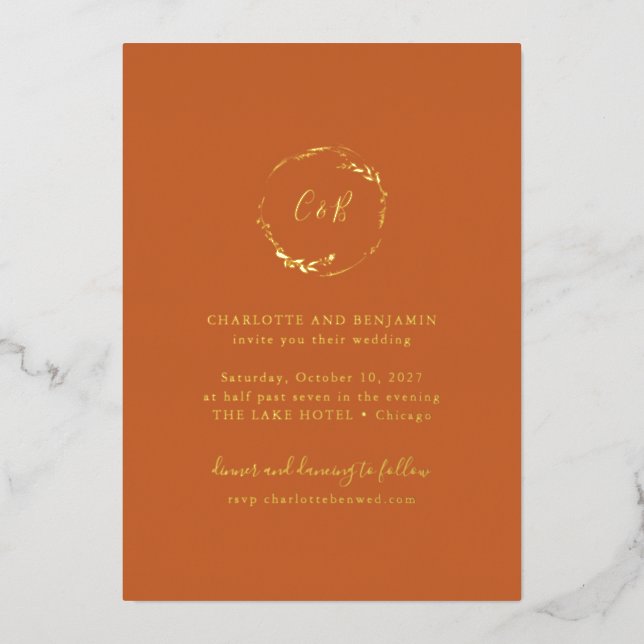 Burnt Orange Monogram Floral Wreath Script Hochzei Folieneinladung (Vorderseite)