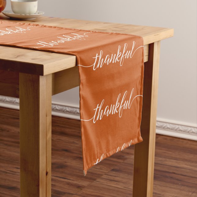 Burnt Orange Rustikaler Erntedank Glücklicherweise Kurzer Tischläufer (Beispiel)