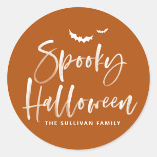 Burnt Orange Spooky Halloween Brush Letters Runder Aufkleber