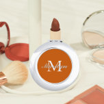 Burnt Orange Stylized Wedding Bridesmaid Monogram Taschenspiegel<br><div class="desc">Ein personalisierter Kompaktspiegel für Ihre Hochzeitsjubiläumsjacke,  deren Initial und Name auf einem trendigen,  verbrannten orangen Hintergrund stilisiert ist. Bearbeiten,  um Initial und Namen zu ersetzen. Wählen Sie Ihren kompakten Spiegelstil aus. Erhältlich in vielen beliebten Hochzeitsfarben.</div>