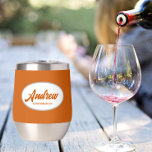Burnt Orange Stylized Wedding Trauzeuge Name<br><div class="desc">Gönnen Sie Ihrem Hochzeitsreisenden einen Trauzeuge mit diesem personalisierten Edelstahl-Edelstahlwascher,  der in einem weißen,  ovalen Design in einem stilisierten Drehbuch seinen Namen trägt. Hintergrundfarbe und Skript ist eine verbrannte Orange. Personalisieren Sie Ihren Weinwäscher,  indem Sie den Namen mit dem gewünschten Namen bearbeiten und ersetzen. Erhältlich in vielen beliebten Hochzeitsfarben.</div>