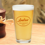 Burnt Orange Stylized Wedding Trauzeuge Name Glas<br><div class="desc">Bierglas für den Trauzeuge, der seinen Namen in einer trendigen, verbrannten Orangefärbung zeigt, stilisierte Schrift in einem verbrannten orangefarbenen ovalen Rahmen, zusammen mit dem Hochzeitstag. Eine tolle Party-Angebotsidee für eine Bachelor-Party! Personalisieren Sie Ihr Bierglas, indem Sie den Namen und das Datum mit Ihrem eigenen ersetzen. Erhältlich in vielen beliebten Hochzeitsfarben....</div>