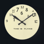 Büro Humor-Rücklaufzeit Runde Wanduhr<br><div class="desc">Was ist mit den Zahlen in der Wanduhr passiert? Büro- oder Zuhause-Uhr.</div>