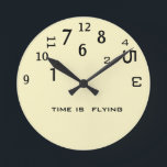 Büro Humor-Rücklaufzeit Runde Wanduhr<br><div class="desc">Was ist mit den Zahlen in der Wanduhr passiert? Büro- oder Zuhause-Uhr.</div>