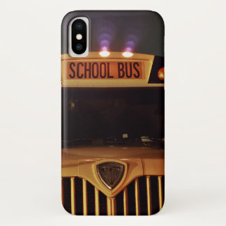 Bus in der dunklen Telefonzelle Case-Mate iPhone Hülle