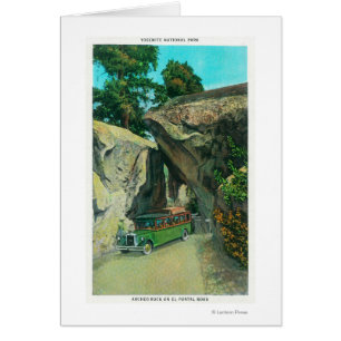 Bus touristique sous la roche de voûte sur la