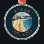 Busan Haeundae Beach Retro Distressed Circle Ornament Aus Metall<br><div class="desc">Busan Retro Vektor Reise Design. Busan,  eine große Hafenstadt in Südkorea,  ist bekannt für seine Strände,  Berge und Tempel.</div>