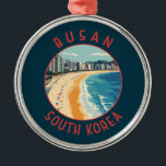 Busan Haeundae Beach Retro Distressed Circle Ornament Aus Metall<br><div class="desc">Busan Retro Vektor Reise Design. Busan,  eine große Hafenstadt in Südkorea,  ist bekannt für seine Strände,  Berge und Tempel.</div>