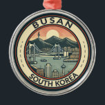 Busan South Korea Bridge Travel Art Abzeichen Ornament Aus Metall<br><div class="desc">Busan Retro Vektor Reise Design. Busan,  eine große Hafenstadt in Südkorea,  ist bekannt für seine Strände,  Berge und Tempel.</div>