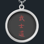 Bushido Samurai-Code-japanisches Kanji-Symbol Versilberte Kette<br><div class="desc">Für eher wie dieses Besuch Über diesen Entwurf: Kanji sind die adoptierten logografischen (oder ideaographic) chinesischen Schriftzeichen, die im modernen japanischen Schreibenssystem benutzt werden. Der japanische Ausdruck "Kanji" für die chinesischen Schriftzeichen bedeutet buchstäblich "Han-Charaktere" und ist der gleiche schriftliche Ausdruck in der chinesischen Sprache, zum sich auf des Charakterschreibenssystems "hanzi...</div>