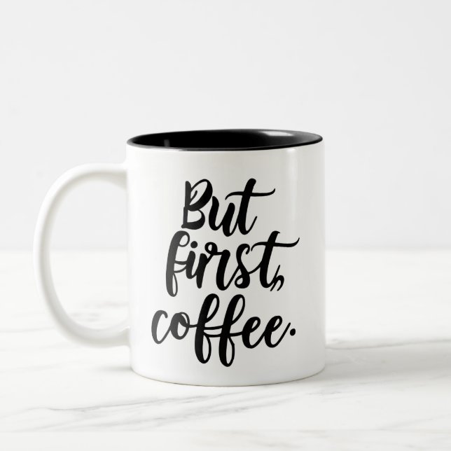 But First Coffee | Chic Modern Script Typography D Zweifarbige Tasse (Links)