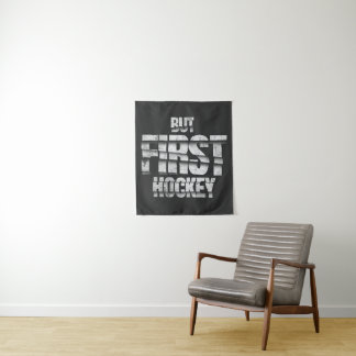 But First Hockey – Funny Hockey Lover Quote Design Wandteppich
