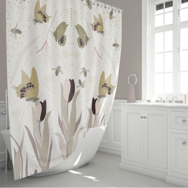 Butterfische Tulips Gold Sage Muster Duschvorhang (Elegant Gold Sage Butterflies Bees Tulips Shower Curtain by Studio Posies.)