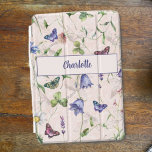 Butterfly Floral Pattern Pink Personalized iPad Mini Hülle<br><div class="desc">A pretty watercolor floral design of wildflowers and butterflies in shades of purple,  pink and more,  on a soft pink background,  personalized with your name.</div>