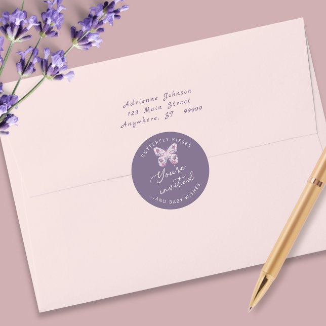 Butterfly Kisses + Baby wünscht Lila Umschlag Runder Aufkleber (Shown as a small 1-1/2" round sticker on an A7 envelope)