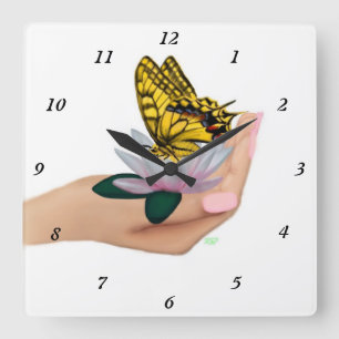 Butterfly on Lotus bloom in Hand Quadratische Wanduhr