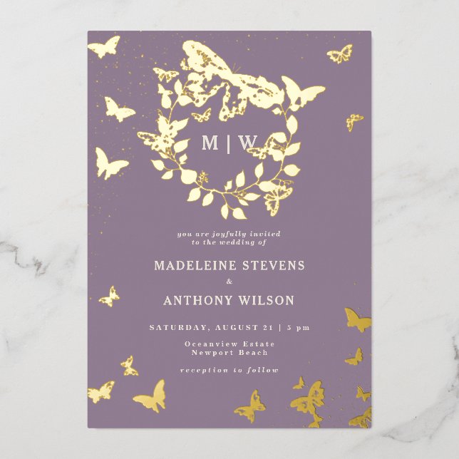 Butterfly Wappen Lilac Gold Monogramme Hochzeit Folieneinladung (Vorderseite)