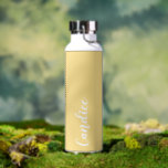 Buttergelbe Personalisierte Hochzeitsjacke Trinkflasche<br><div class="desc">Geben Sie Ihrer Braut oder Trauzeugin diese trendige,  vakuumisolierte Wasserflasche,  die ihren Namen in weißem,  stilisiertem Schrift auf einem buttergelben Hintergrund zeigt,  der zu Ihrem Hochzeitsfarbschema passt. Stellen Sie die Flasche nach Belieben durch Bearbeiten und Ersetzen des Namens durch Ihren eigenen Namen ein. Wählen Sie Ihre Wasserflasche.</div>