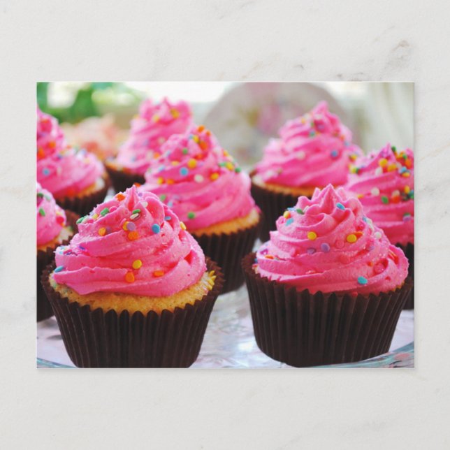 Buttermilch Confetti Cupcakes mit rosa Zuckerguss Postkarte (Vorderseite)