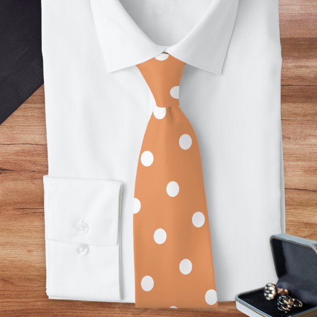 Butterscotch Weiße Polka-Punkt-Muster Krawatte (An elegant tie in a butterscotch, light burnt orange shade, with retro pattern of white polka dots)