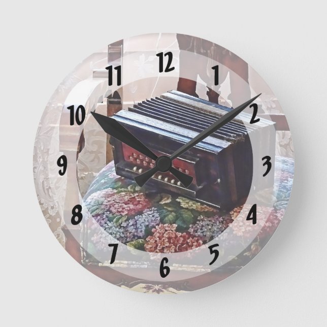 Button-Akkordeon auf dem Stuhl mit festem Sitz Runde Wanduhr (Vorderseite)