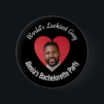 Button für den glücklichsten Typ der Welt<br><div class="desc">Feiern Sie die Liebe und den Spaß des bald verheirateten Ehepaares mit unserem Junggeselinnen-Abschied "World's Luckiest Typ" Abzeichen Button! Dieses amüsante und personalisierte Accessoire ist die perfekte Ergänzung zu jedem Junggeselinnen-Abschied und sorgt für eine Touch Spaß und Verspieltheit.</div>