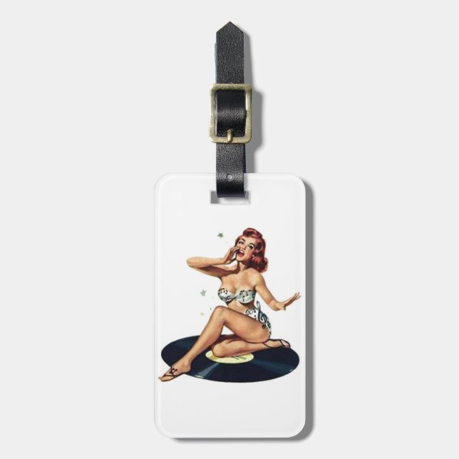 Button herauf das Mädchen, das auf Aufzeichnung Gepäckanhänger (Vorderseite vertikal)