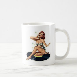 Button herauf das Mädchen, das auf Aufzeichnung Kaffeetasse