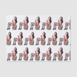 Button Up Girl sitzt auf Reifen Seidenpapier