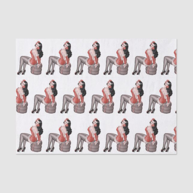 Button Up Girl sitzt auf Reifen Seidenpapier (Vorderseite)