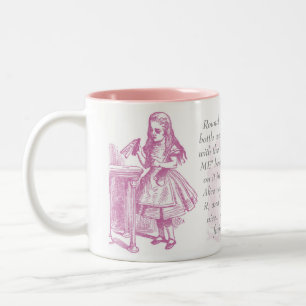 Buvez-moi ! Alice dans le rose de tasse du pays