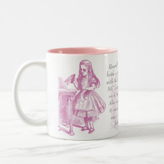 Buvez-moi ! Alice dans le rose de tasse du pays