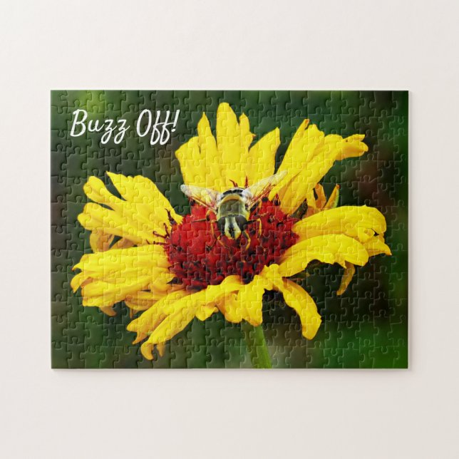 Buzz Off Bee auf hellgelber Wildblume (Horizontal)