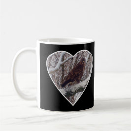 Buzzard auf der Snowy Branch in der Herz-Tasse Kaffeetasse