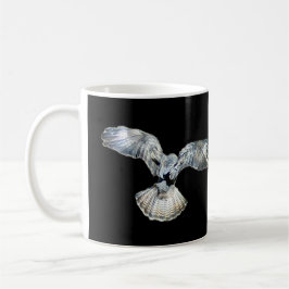 Buzzard Fanned Flügel und Schwanz Landung Tasse